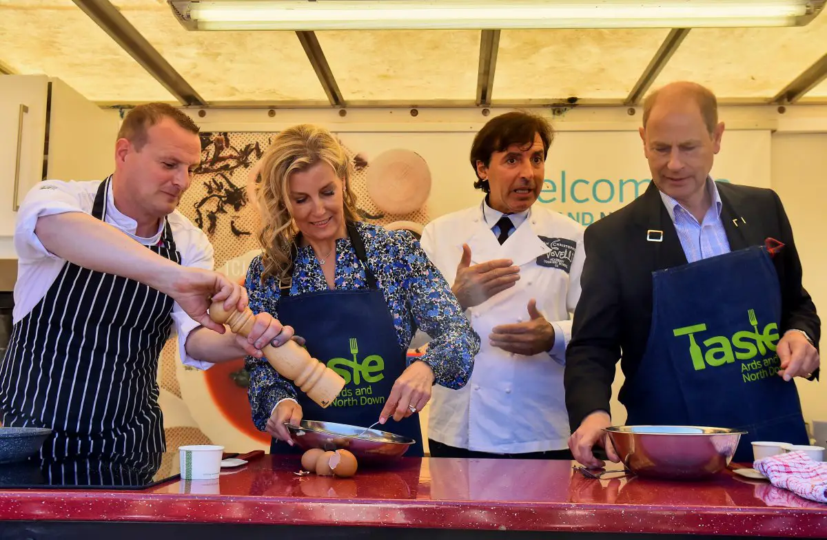 Sophie, Contessa di Wessex, mentre cucina omelette con chef Jean-Christophe Novelli