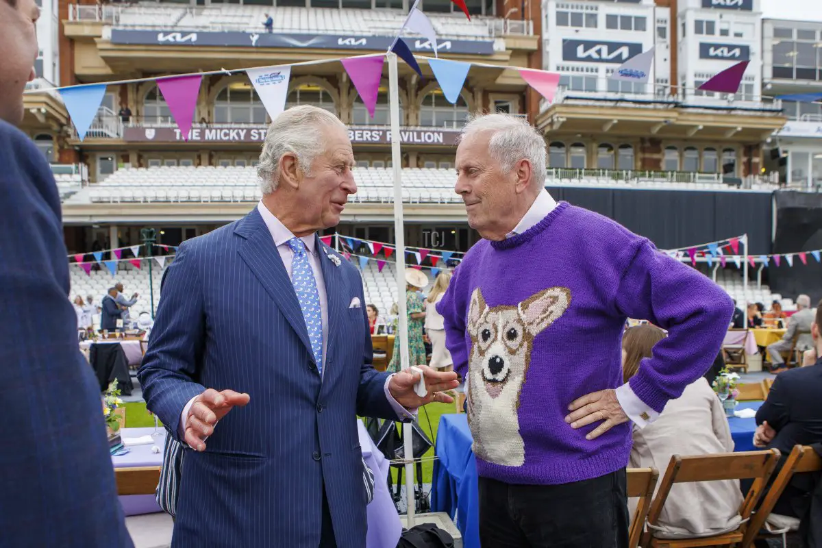 Il principe Carlo saluta gli ospiti durante un Big Jubilee Lunch all'Oval