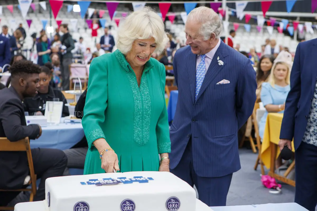 Il principe Carlo e Camilla, duchessa di Cornovaglia, tagliano una torta durante un Big Jubilee Lunch all'Oval