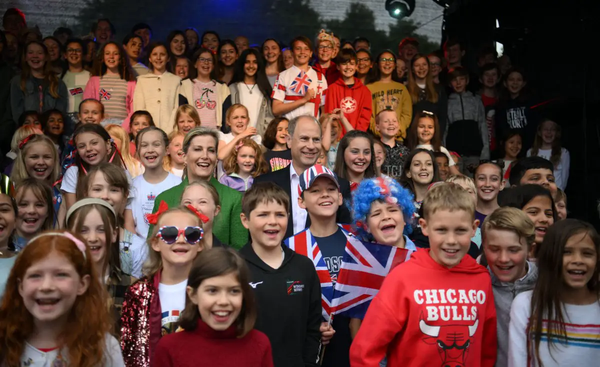 La contessa di Wessex e il principe Edoardo posano per una foto con i partecipanti del Big Jubilee Lunch a Windsor