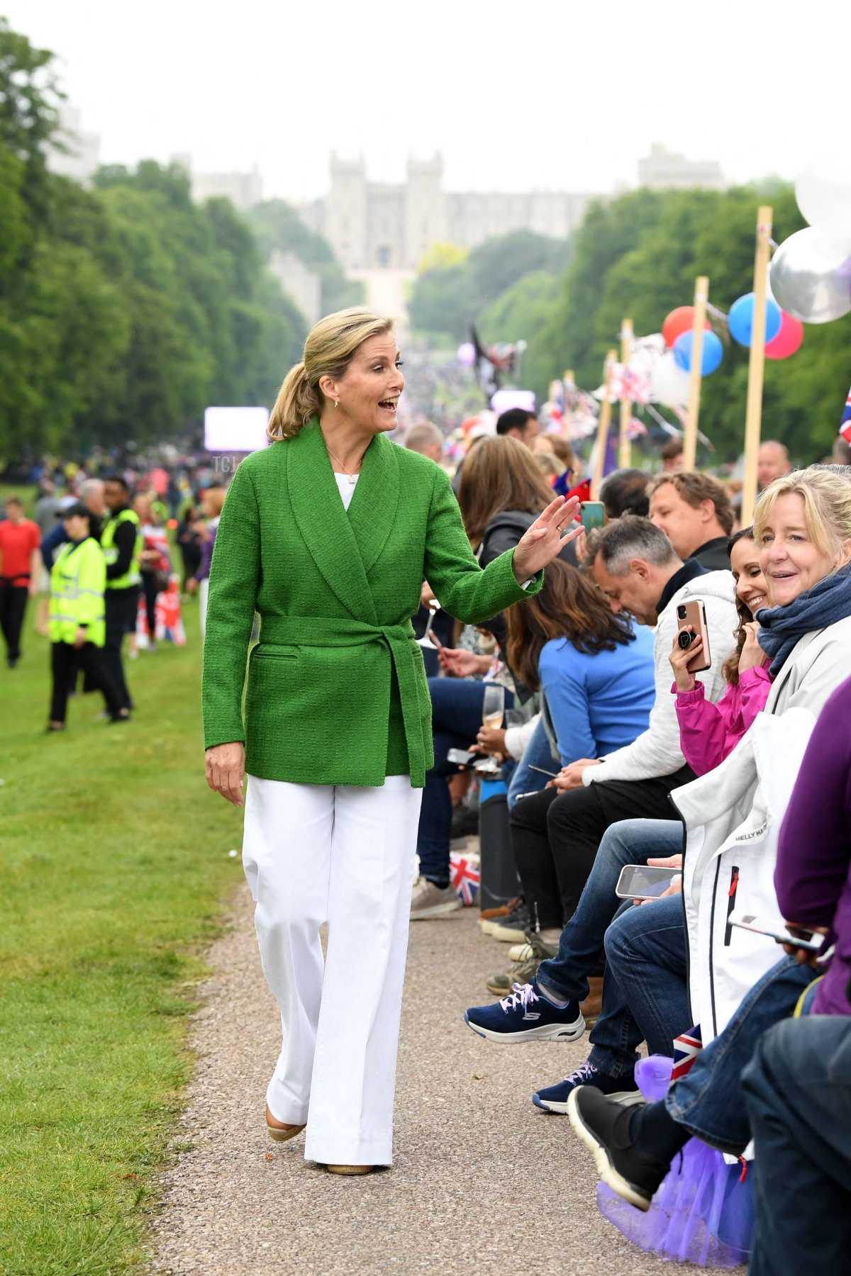 Sophie, contessa di Wessex, parla con i partecipanti del Big Jubilee Lunch