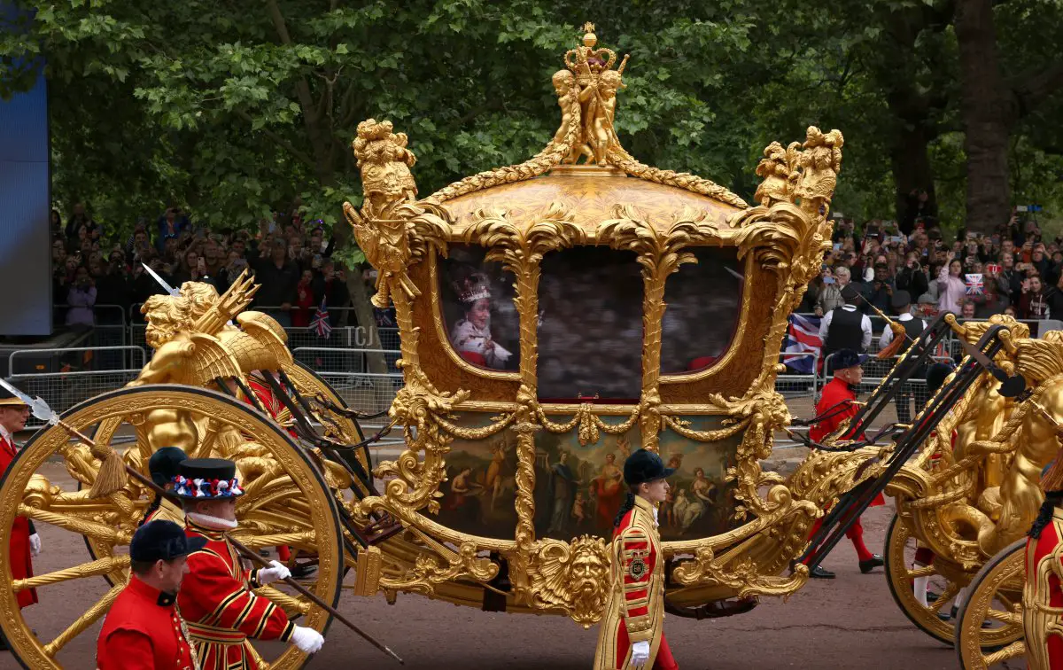 La Gold State Coach con un ologramma della regina durante il Platinum Pageant