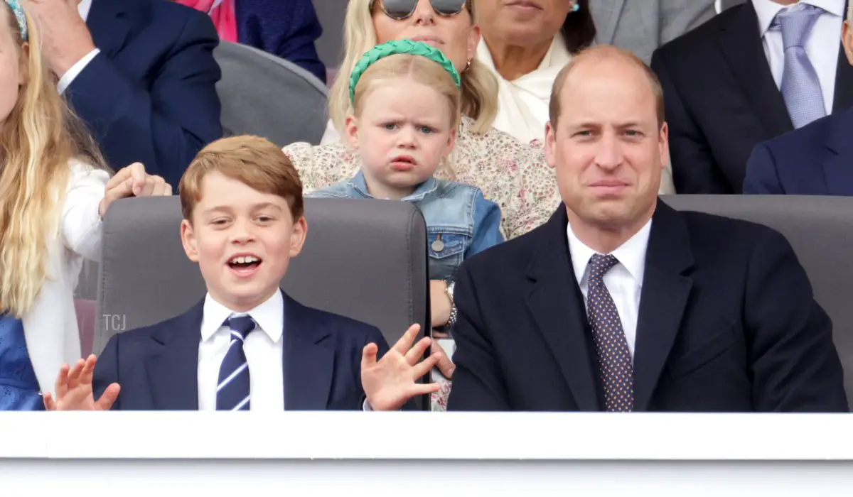 Il principe George e il duca di Cambridge durante il Platinum Pageant