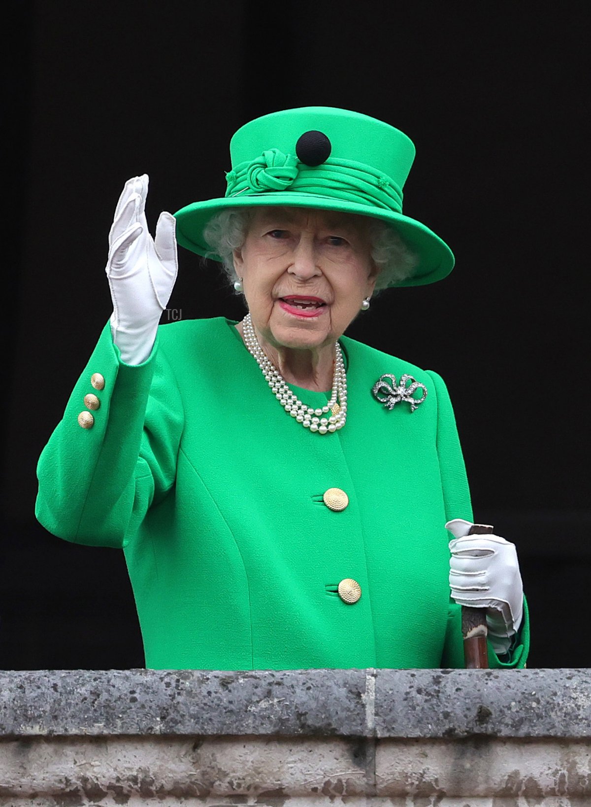 La regina Elisabetta II saluta dal balcone durante il Platinum Pageant