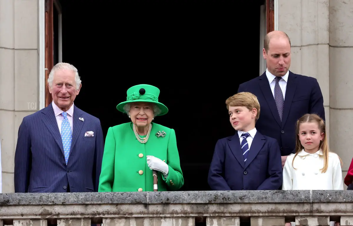 La regina Elisabetta II e la sua famiglia durante il Platinum Pageant