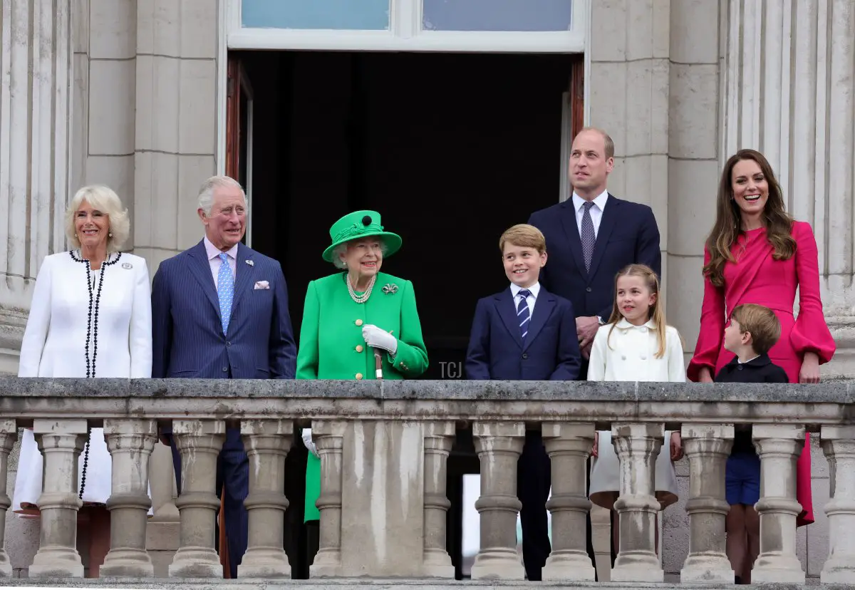 La famiglia reale sul balcone di Buckingham Palace durante il Platinum Pageant