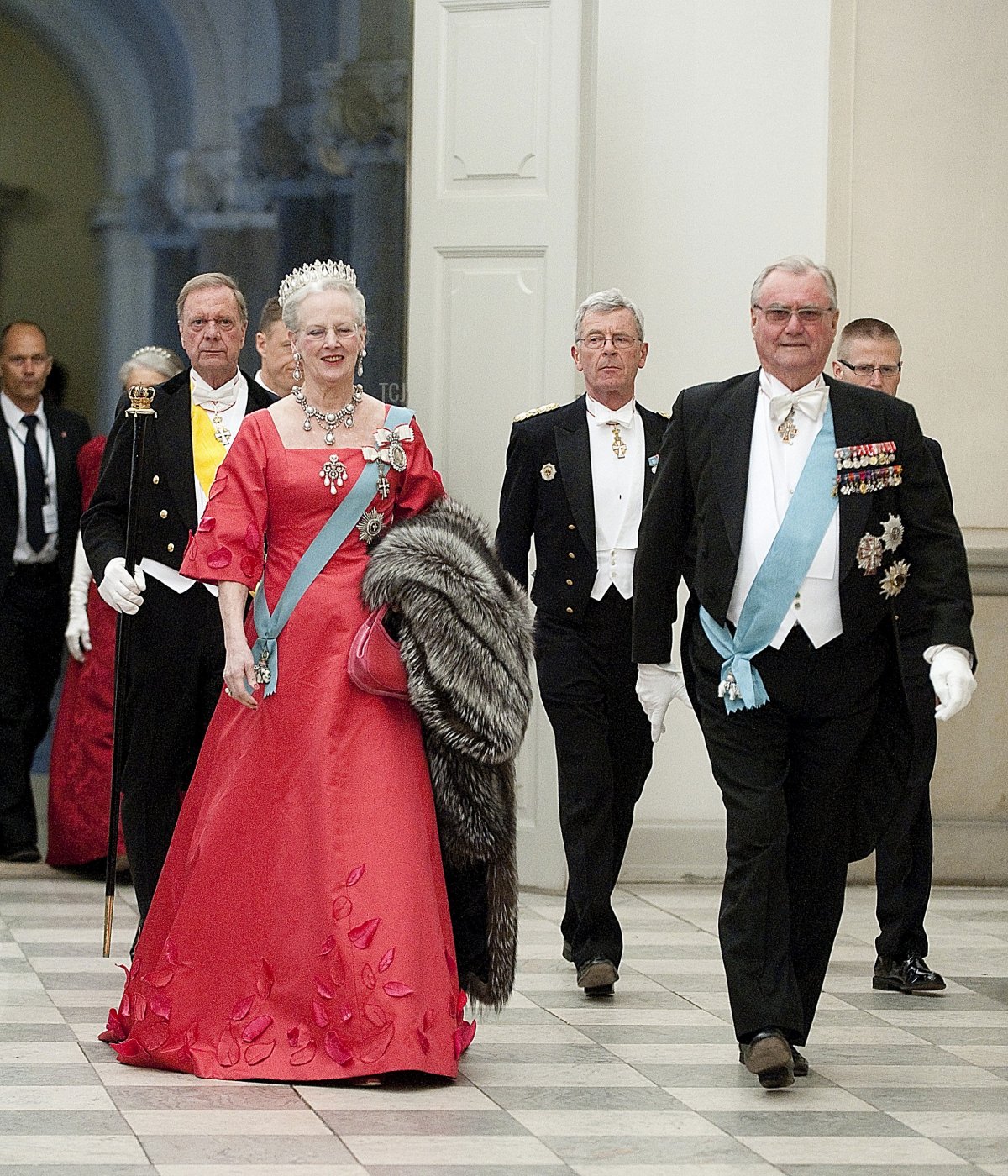 La regina danese Margrethe e il principe consorte Henrik arrivano al Palazzo di Christiansborg nel centro di Copenaghen il 13 aprile 2010 per la cena ufficiale che celebra il 70esimo compleanno della regina