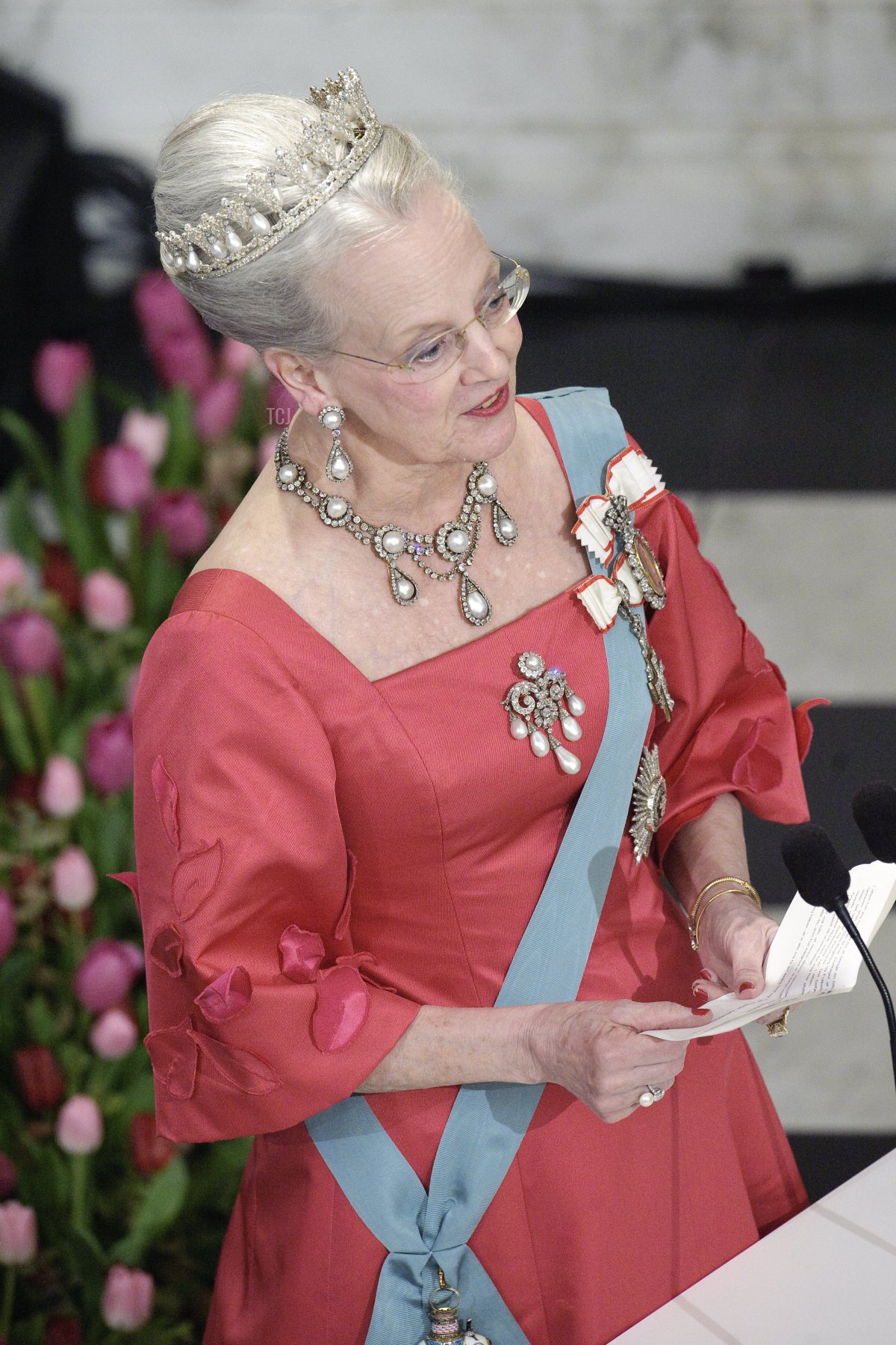 La regina danese Margrethe pronuncia un discorso al Palazzo di Christiansborg nel centro di Copenaghen il 13 aprile 2010 durante la cena ufficiale per festeggiare il 70esimo compleanno della regina