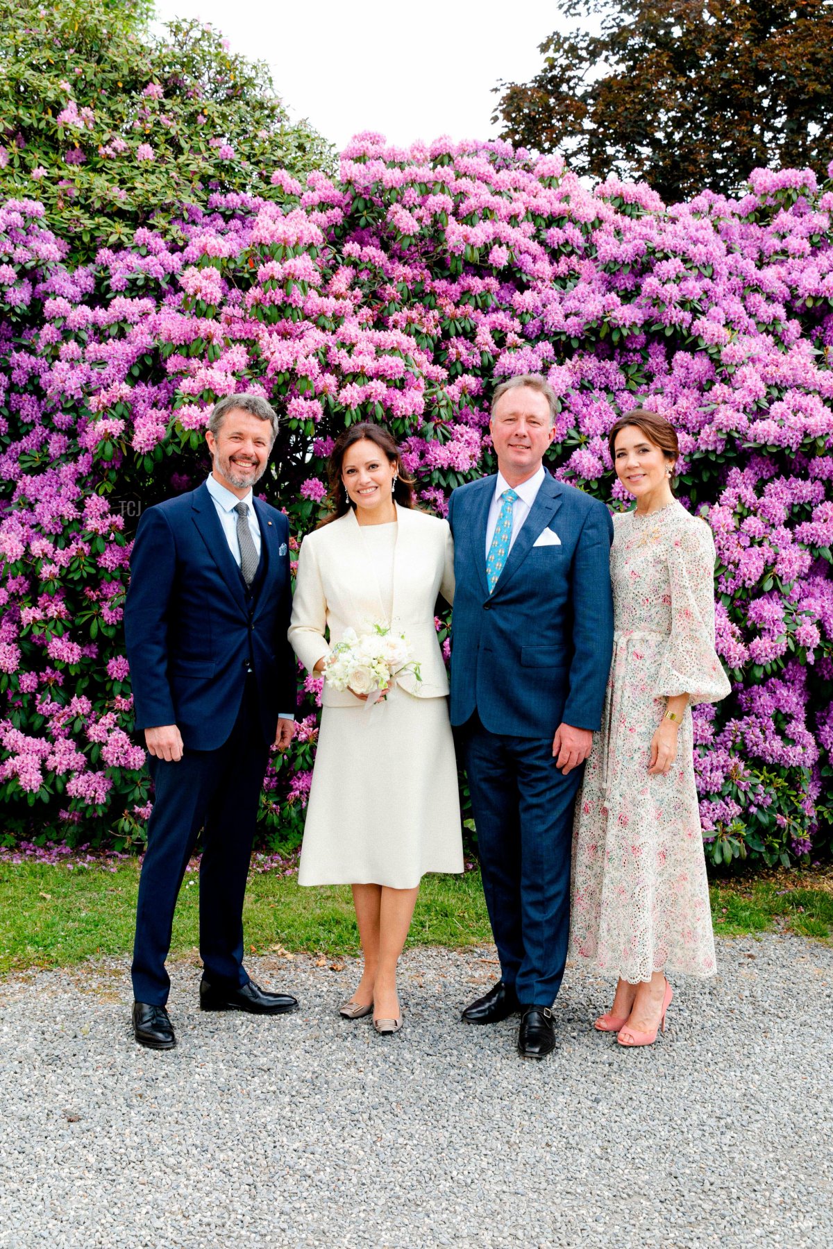 Bad Berleburg, Germania. 03 Giugno 2022. Gustav Prinz zu Sayn-Wittgenstein-Berleburg e Carina Axelsson con i loro testimoni, il Principe Federico e la Principessa Mary di Danimarca, nei giardini del Castello di Bad Berleburg.