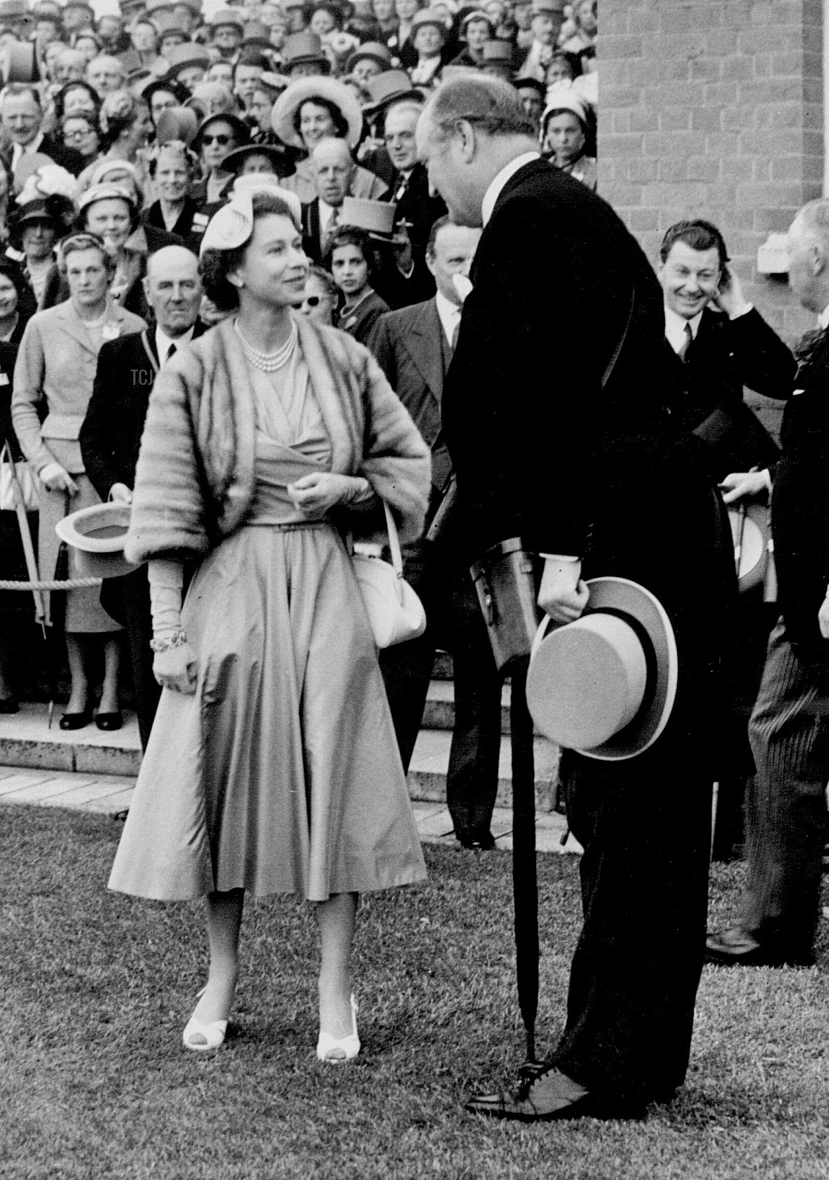 Il giorno fortunato della Regina all'Ascot. Sua Maestà la Regina congratula con un sorriso il suo allenatore C. Boyd-Rochfort nel recinto dei vincitori dopo che Aureole, guidato da E. Smith, ha vinto i Hardwick Stakes ad Ascot, 18 giu 1954