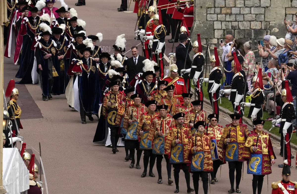 L'ex Primo Ministro britannico Tony Blair, al centro, e l'ex leader della Camera dei Lords britannici Baronessa Amos, al centro a sinistra, camminano nella processione verso la Cappella di San Giorgio per il servizio dell'Ordine della Giarrettiera al Castello di Windsor, a Windsor, Inghilterra, lunedì, 13 Giugno 2022