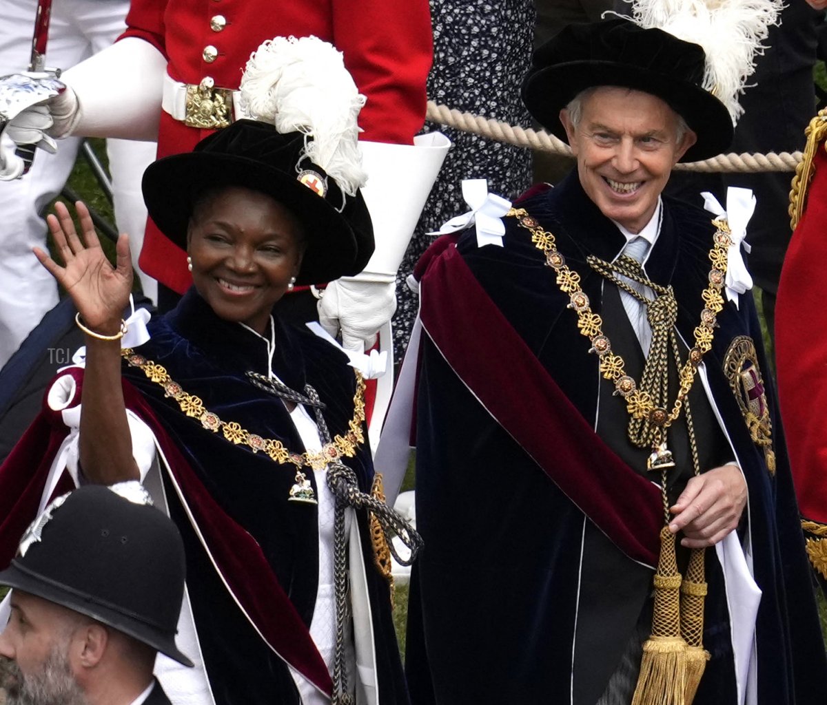 L'ex Primo Ministro britannico Tony Blair (R) e l'ex leader della Camera dei Lords britannici Baronessa Amos arrivano alla Cappella di San Giorgio per assistere alla Cerimonia dell'Ordine della Giarrettiera al Castello di Windsor, a Windsor, a ovest di Londra il 13 Giugno 2022