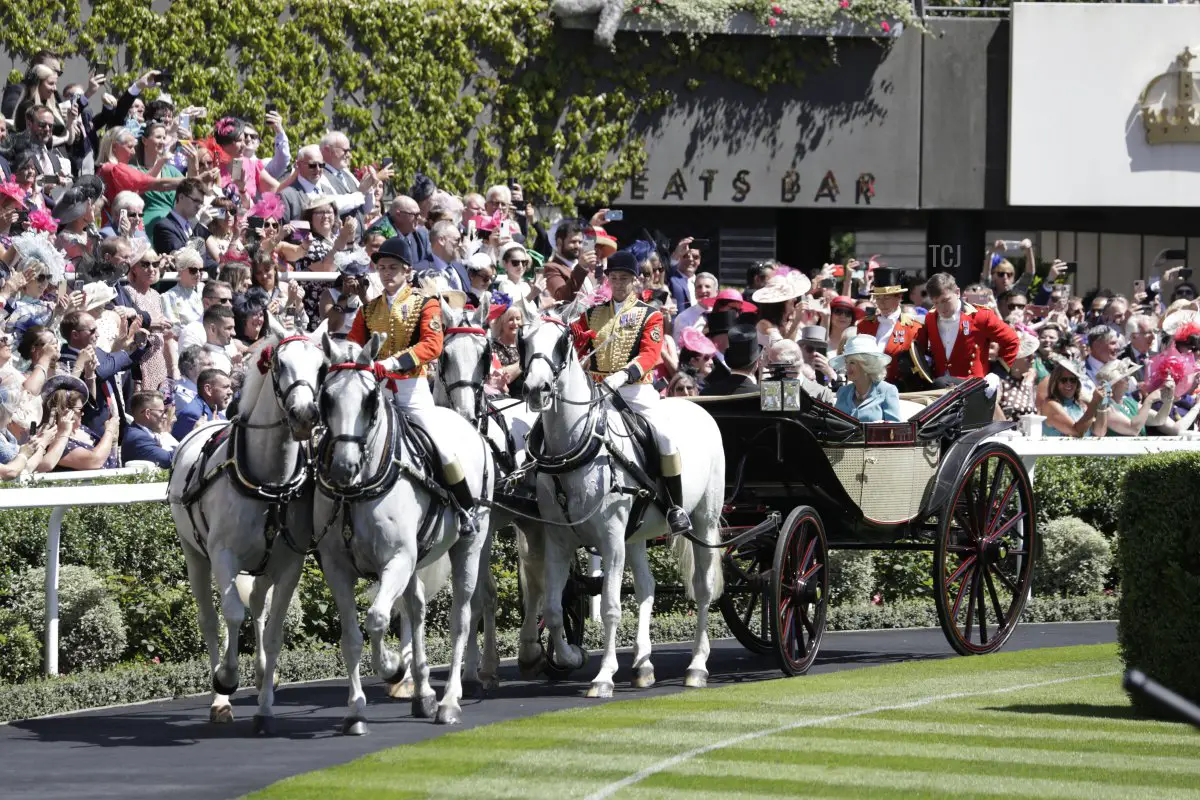 Il Principe Carlo, Principe di Galles e Camilla, Duchessa di Cornovaglia arrivano nella parata durante Royal Ascot 2022 presso l'ippodromo di Ascot il 14 Giugno 2022 ad Ascot, Inghilterra