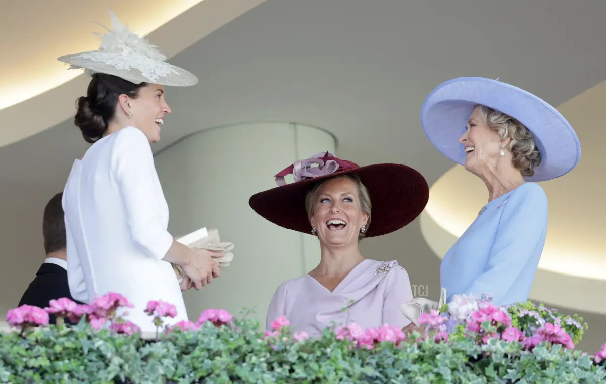 Sophie, Contessa di Wessex (C) ride mentre partecipa a Royal Ascot 2022 presso l'ippodromo di Ascot il 14 Giugno 2022 ad Ascot, Inghilterra