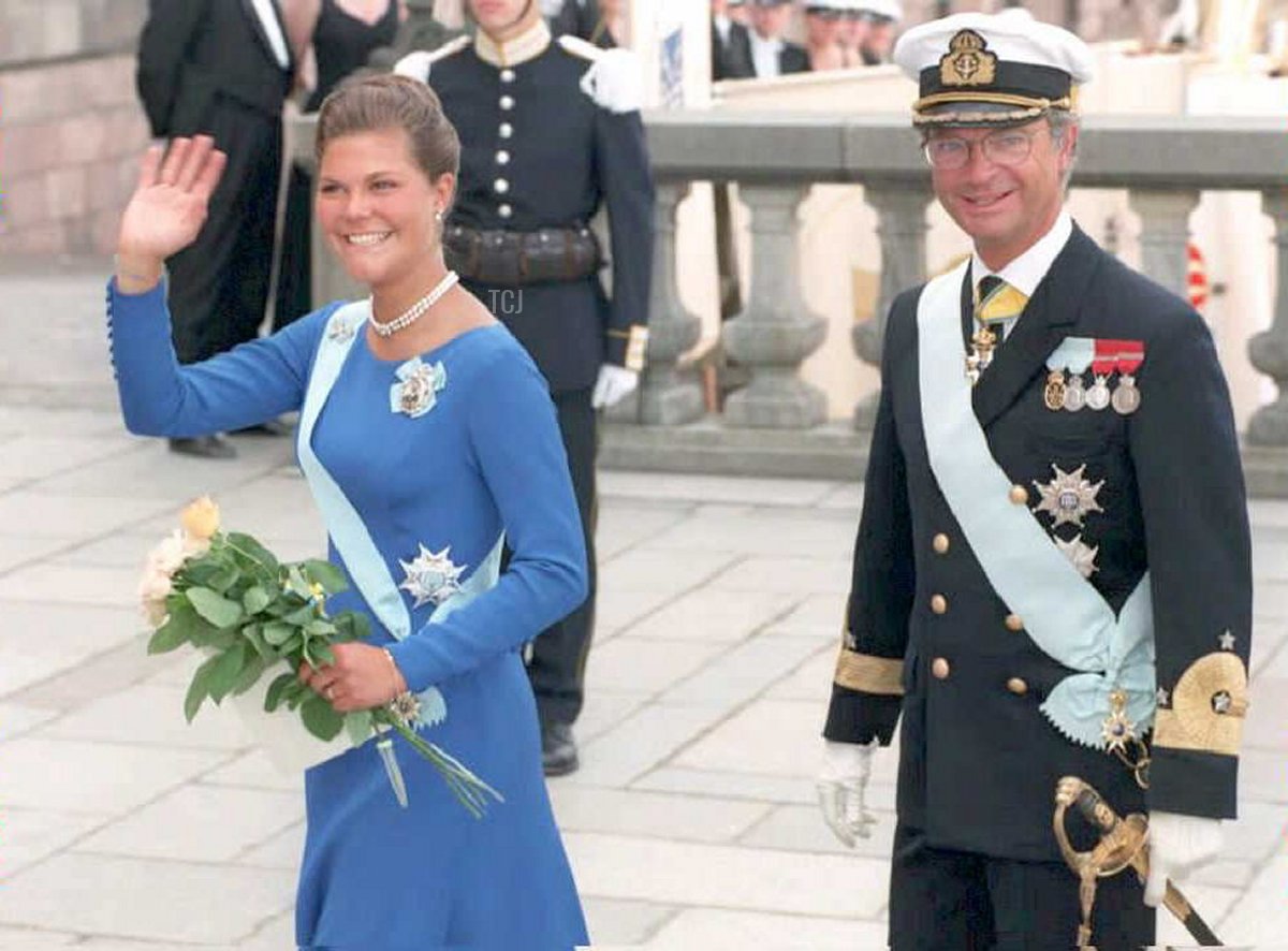 Il re svedese Carl Gustav guarda mentre sua figlia, la principessa ereditaria Victoria, sorride ai fotografi in attesa il 14 luglio, prima di una ricezione di compleanno al Castello Reale di Stoccolma per festeggiare il suo 18° compleanno