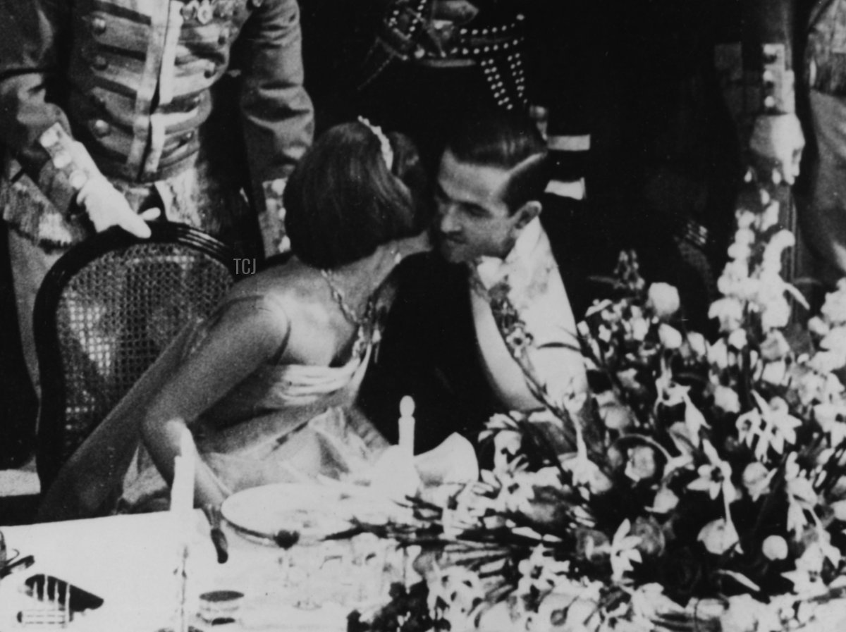 Il re Costantino di Grecia parla con la sua fidanzata Anne Marie (centro) e i suoi genitori, il re e la regina di Danimarca, durante una cena di addio prima del loro matrimonio, Castello di Fredensborg, 10 settembre 1964