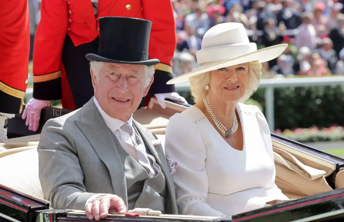 Il Principe Carlo, Principe di Galles e Camilla, Duchessa di Cornovaglia arrivano al parco del parata sulla carrozza reale mentre partecipano al Royal Ascot 2022 presso il ippodromo di Ascot il 15 Giugno 2022 ad Ascot, Inghilterra