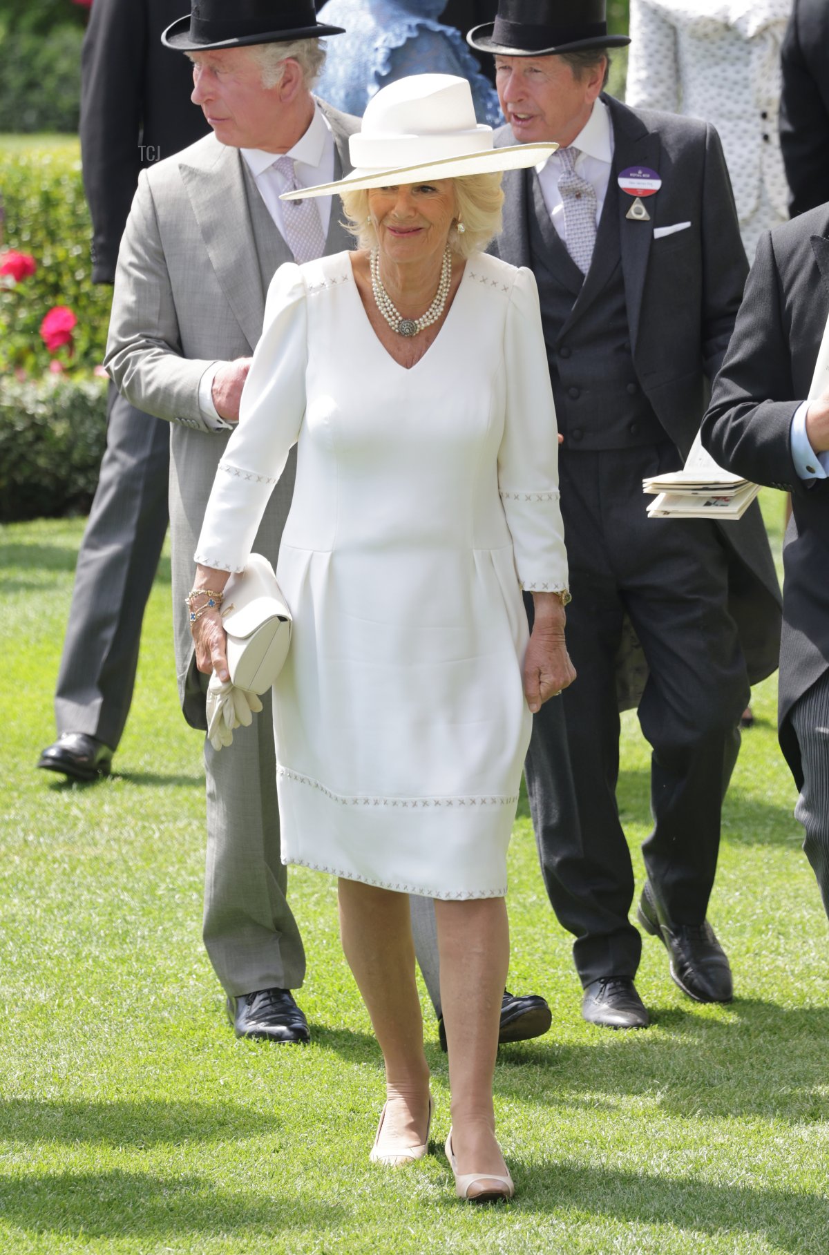 Camilla, Duchessa di Cornovaglia sorride mentre arriva al parco del parata durante il Royal Ascot 2022 presso il ippodromo di Ascot il 15 Giugno 2022 ad Ascot, Inghilterra