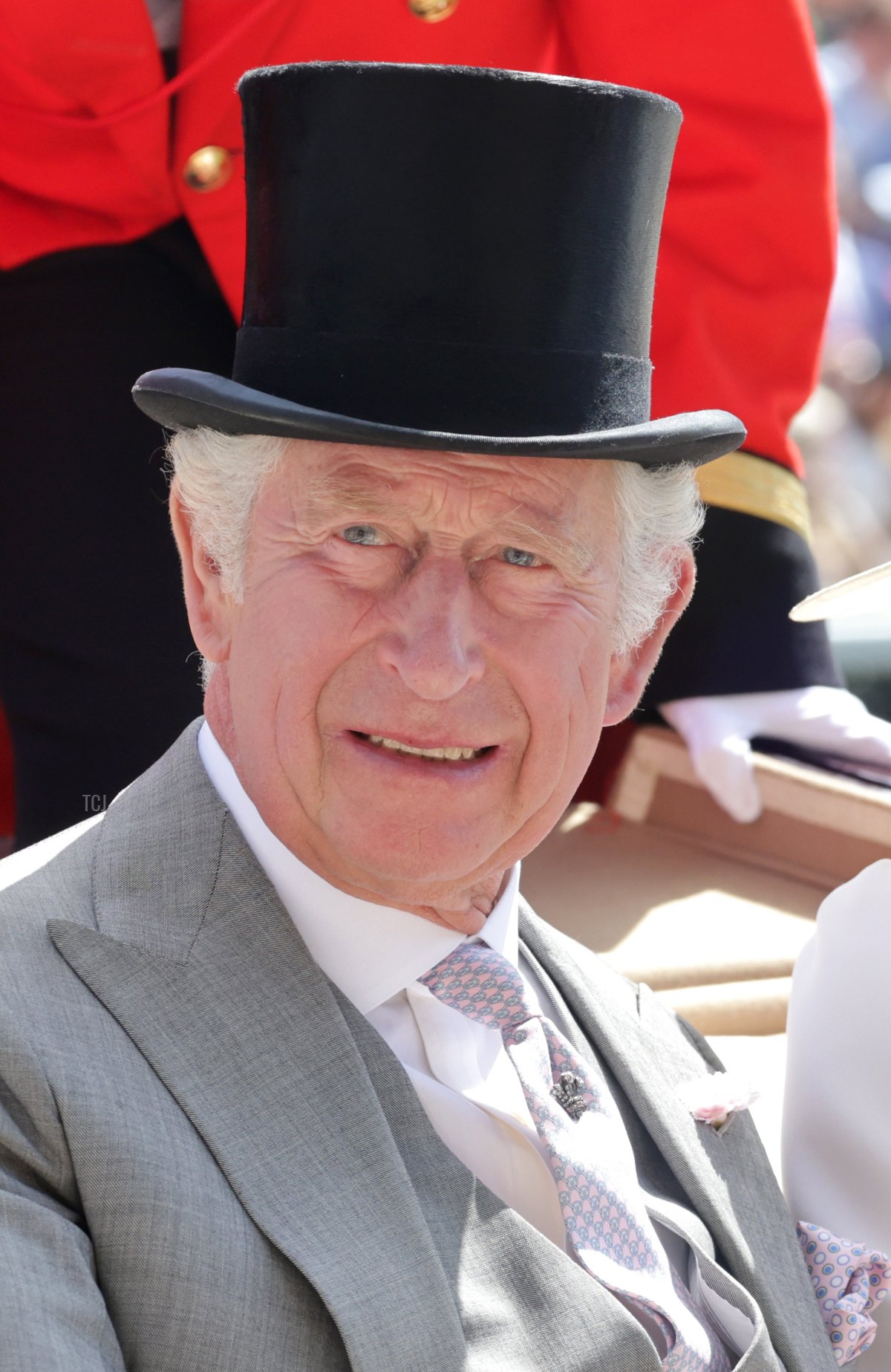 Il Principe Carlo, Principe di Galles sorride mentre arriva al parco del parata sulla carrozza reale durante il Royal Ascot 2022 presso il ippodromo di Ascot il 15 Giugno 2022 ad Ascot, Inghilterra