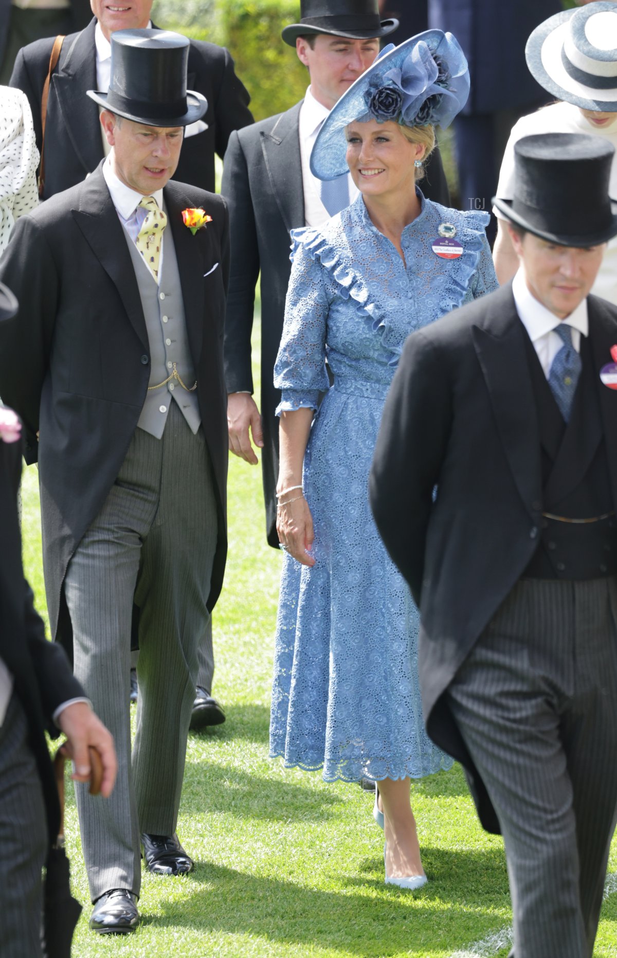 Il Conte e la Contessa di Wessex parlano nel parco del parata durante il Royal Ascot 2022 presso il ippodromo di Ascot il 15 Giugno 2022 ad Ascot, Inghilterra