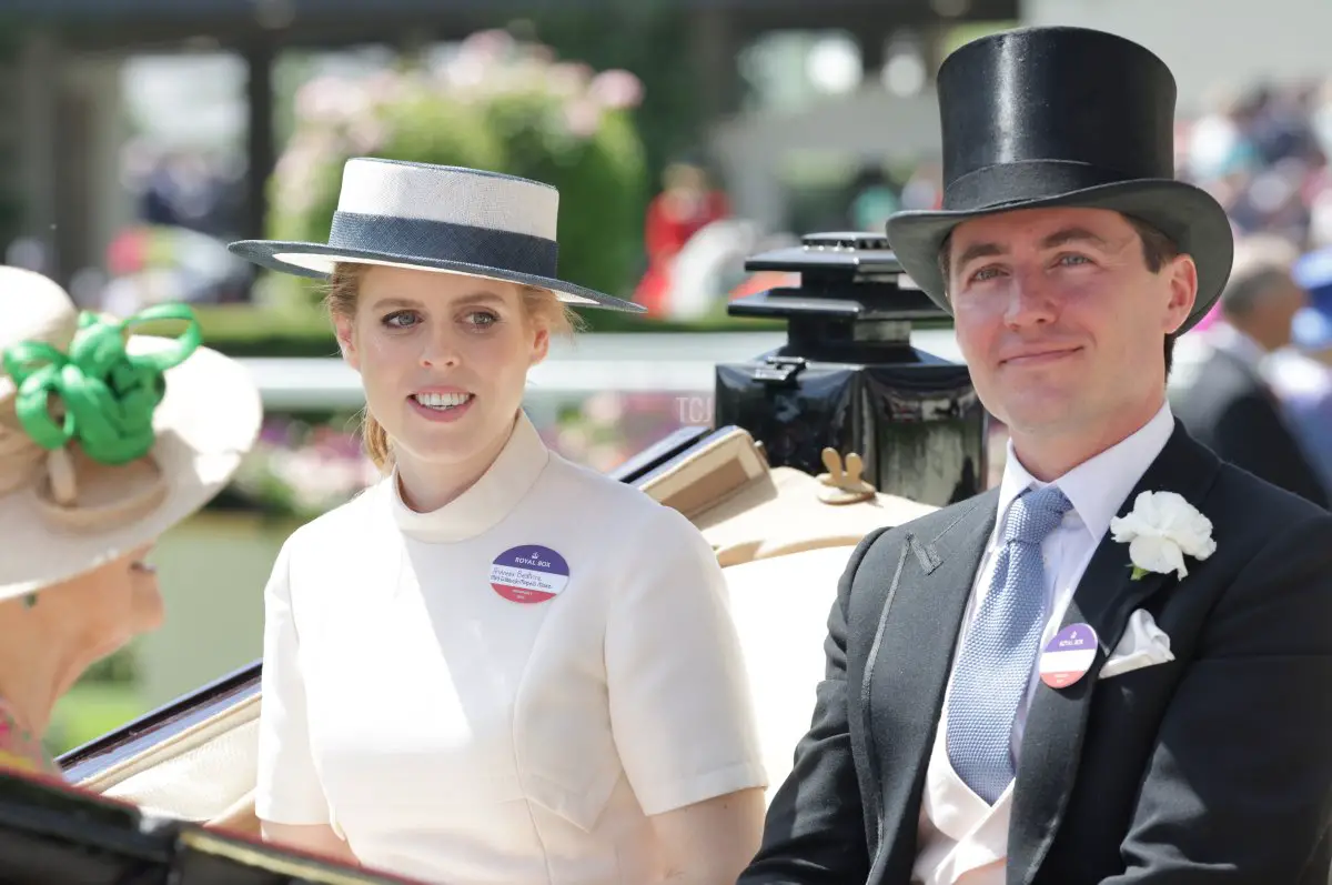 La Principessa Beatrice di York e Edoardo Mapelli Mozzi arrivano al parco del parata sulla carrozza reale durante il Royal Ascot 2022 presso il ippodromo di Ascot il 15 Giugno 2022 ad Ascot, Inghilterra