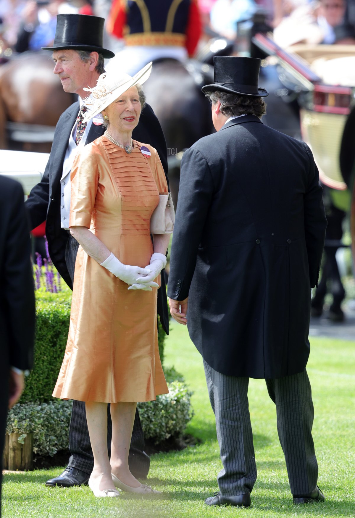 La Principessa Anna, Principessa Reale parla con Sir Francis Brooke mentre arrivano nella parata durante il Royal Ascot 2022 a Ascot Racecourse il 16 giugno 2022 in Inghilterra