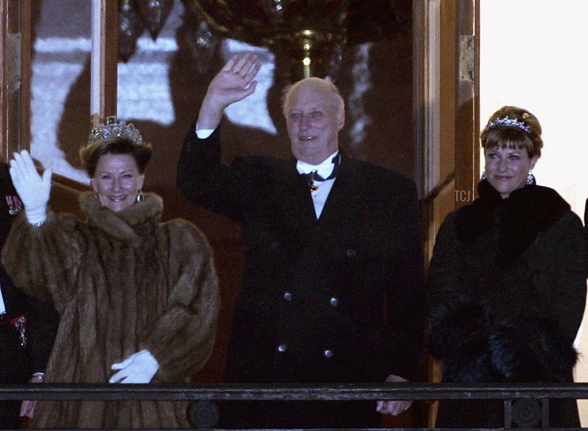 La principessa consorte Mette-Marit, il principe ereditario Haakon, la regina Sonja di Norvegia e il re Harald V di Norvegia, la principessa Martha Louise e Ari Behn appaiono sul balcone del Palazzo Reale il 24 febbraio 2007 a Oslo, Norvegia