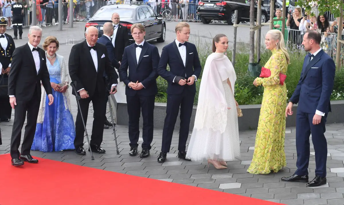 Il primo ministro norvegese Jonas Gahr Støre, il re Harald, la regina Sonja, Marius Borg Hoiby, la principessa Ingrid Alexandra, il principe Sverre Magnus, il principe ereditario Haakon e la principessa consorte Mette-Marit partecipano alle celebrazioni per il Giorno Ufficiale della principessa Ingrid Alexandra il 16 giugno 2022 a Oslo, Norvegia