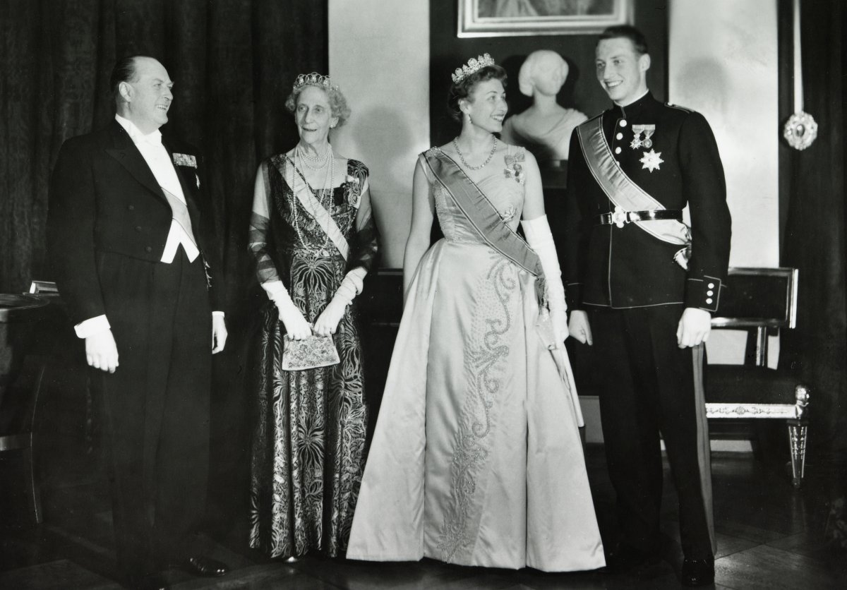 441 / 5,000 Translation results Historical picture of the Princess' tiara: King Olav, Princess Ingeborg of Sweden, Princess Astrid and Crown Prince Harald on their way to a gala dinner on the occasion of the Crown Prince's 21st birthday and official day in 1958. This was the last time Princess Ingeborg used the tiara