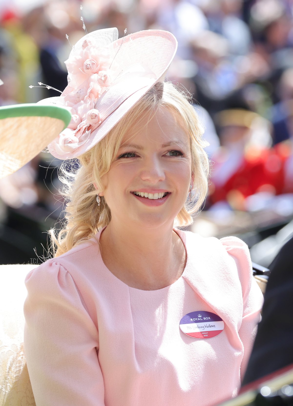 Lindsay Wallace sorride mentre arriva nel parco parata sul carro reale durante Royal Ascot 2022 all'ippodromo di Ascot il 17 giugno 2022 ad Ascot, Inghilterra