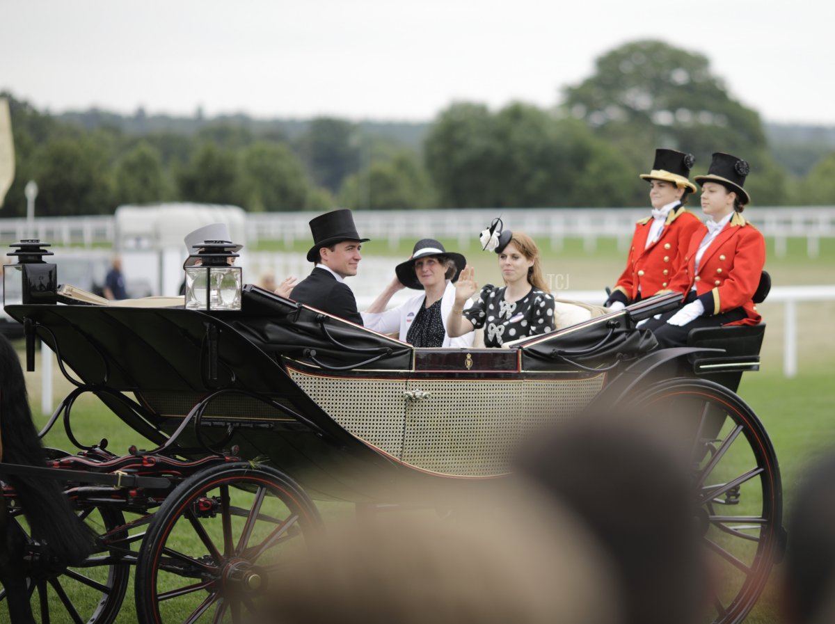 La Principessa Beatrice, Mr. Edoardo Mapelli Mozzi, Professor Douglas Antczak e Mrs. Lisa Antczak durante il corteo reale a Royal Ascot 2022 all'ippodromo di Ascot il 18 giugno 2022 ad Ascot, Inghilterra