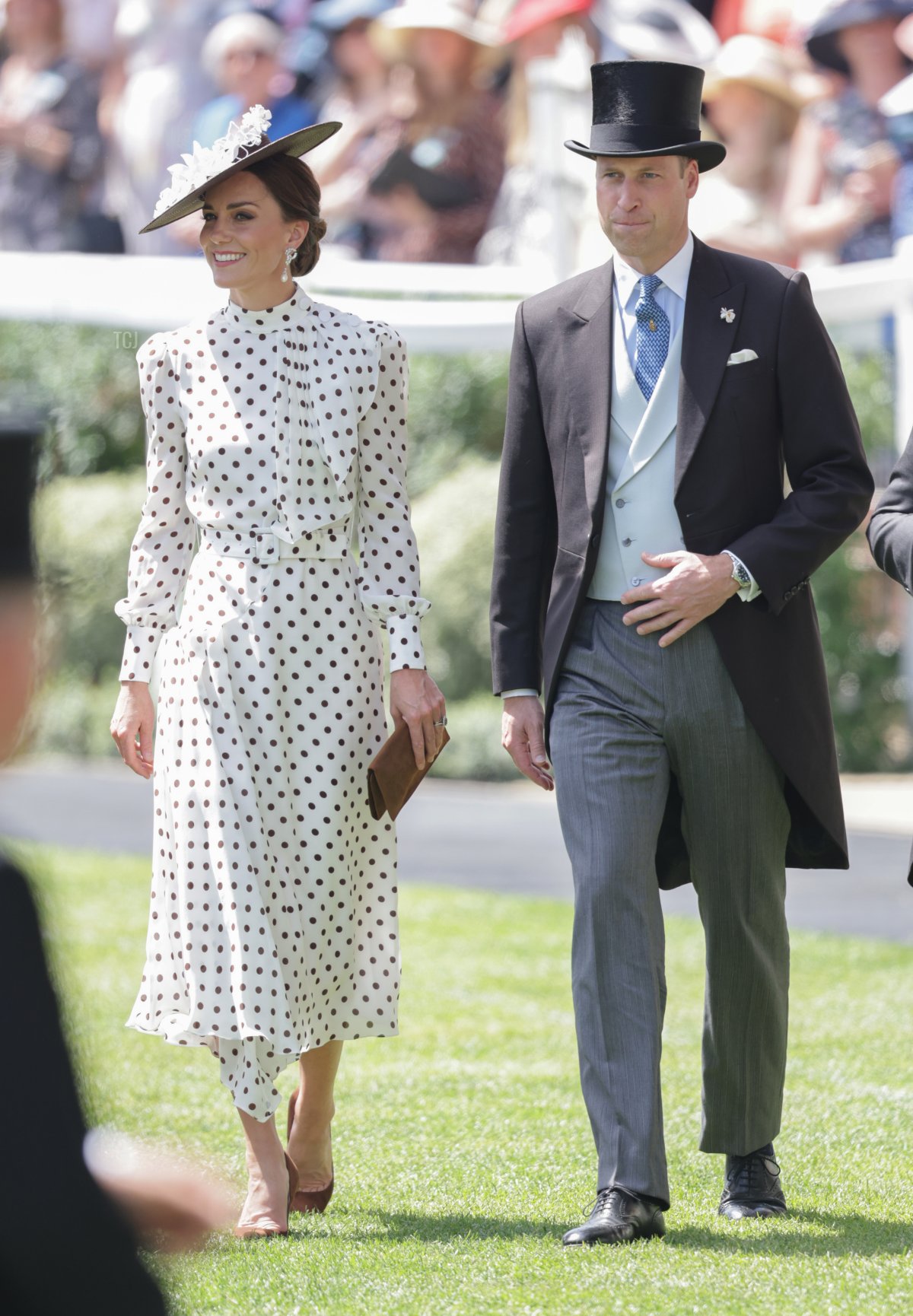 La Duchessa di Cambridge e il Duca di Cambridge sorridono mentre arrivano nel parco parata durante Royal Ascot 2022 all'ippodromo di Ascot il 17 giugno 2022 ad Ascot, Inghilterra