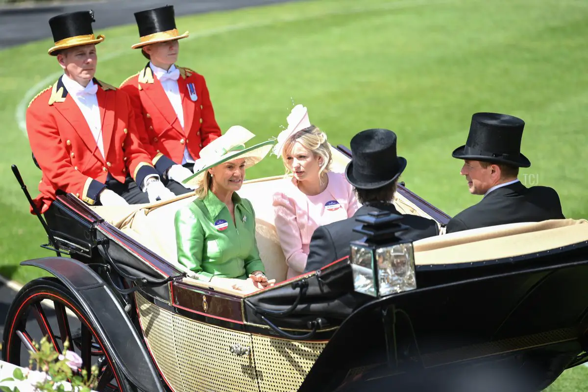 La Duchessa di Bedford, Lindsey Wallace, il Duca di Bedford e Peter Phillips nel corteo reale durante Royal Ascot 2022 all'ippodromo di Ascot il 17 giugno 2022 ad Ascot, Inghilterra