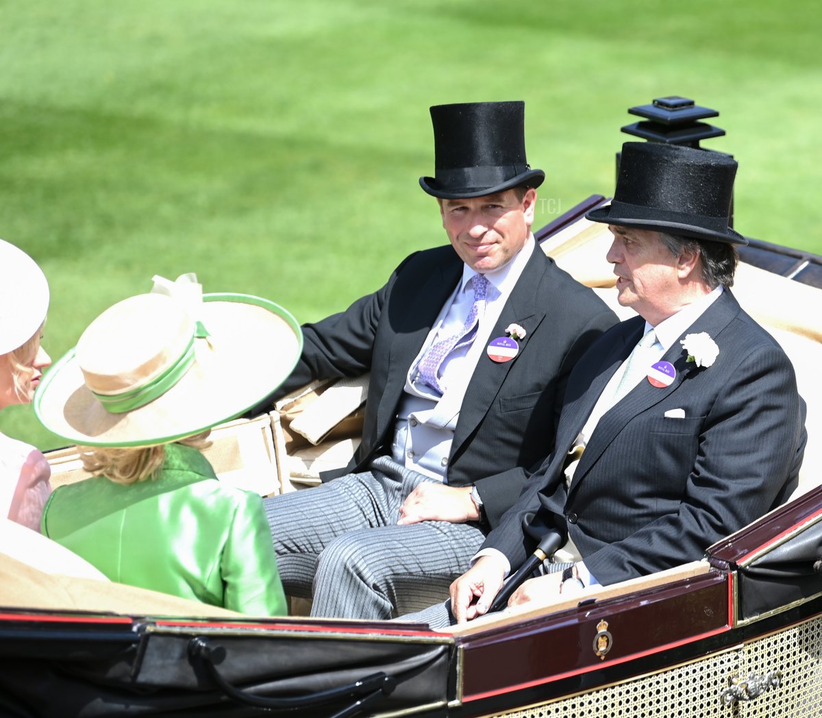 La Duchessa di Bedford, Lindsey Wallace, il Duca di Bedford e Peter Phillips nel corteo reale durante Royal Ascot 2022 all'ippodromo di Ascot il 17 giugno 2022 ad Ascot, Inghilterra