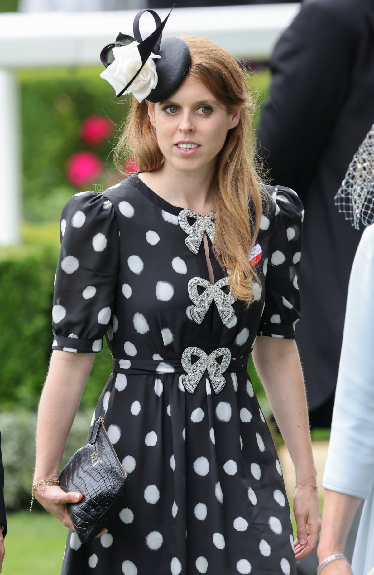 La Principessa Beatrice di York sorride mentre arriva nel parco parata durante Royal Ascot 2022 all'ippodromo di Ascot il 18 giugno 2022 ad Ascot, Inghilterra