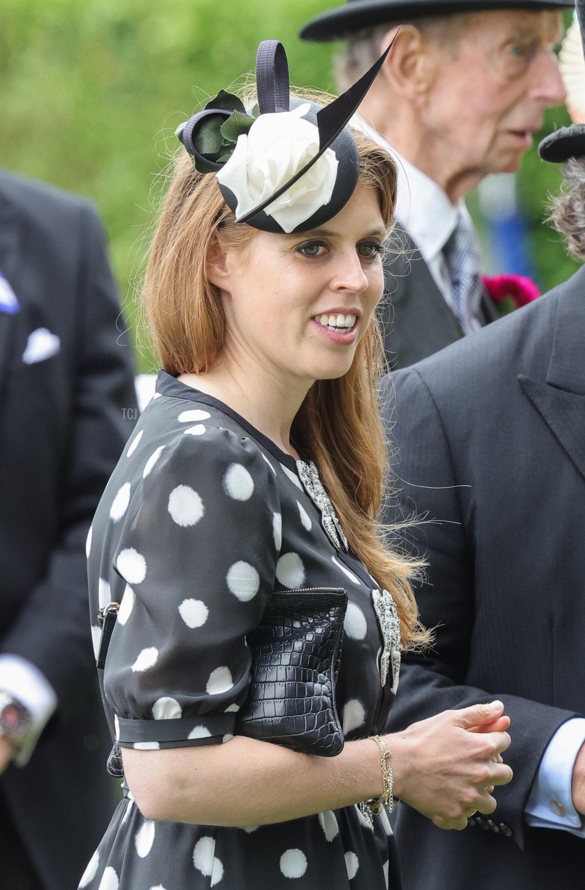 La Principessa Beatrice di York sorride mentre arriva nel parco parata durante Royal Ascot 2022 all'ippodromo di Ascot il 18 giugno 2022 ad Ascot, Inghilterra