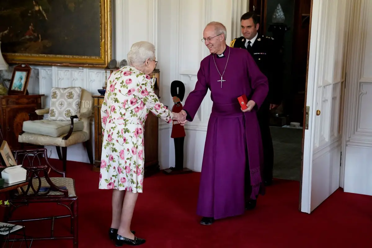 La regina Elisabetta II riceve l'Arcivescovo di Canterbury Justin Welby al Castello di Windsor, dove le ha presentato una speciale 'Croce di Canterbury' per il suo 'instancabile' servizio alla Chiesa d'Inghilterra per oltre settant'anni e una citazione per la Croce, che è stata presentata come un pezzo di calligrafia incorniciato il 21 giugno 2022 a Windsor, Inghilterra