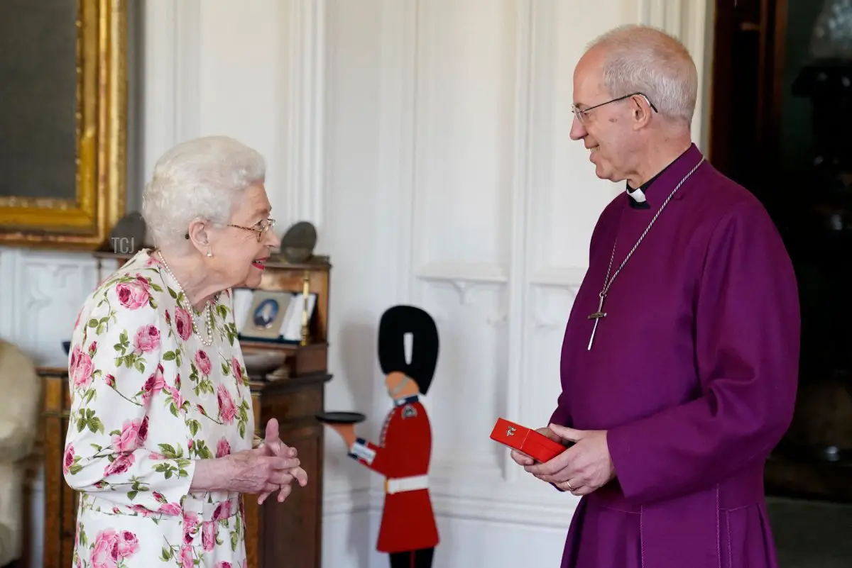 La regina Elisabetta II riceve l'Arcivescovo di Canterbury Justin Welby al Castello di Windsor, dove le ha presentato una speciale 'Croce di Canterbury' per il suo 'instancabile' servizio alla Chiesa d'Inghilterra per oltre settant'anni e una citazione per la Croce, che è stata presentata come un pezzo di calligrafia incorniciato il 21 giugno 2022 a Windsor, Inghilterra