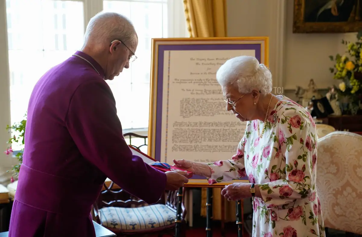 La regina Elisabetta II riceve l'Arcivescovo di Canterbury Justin Welby al Castello di Windsor, dove le ha presentato una speciale 'Croce di Canterbury' per il suo 'instancabile' servizio alla Chiesa d'Inghilterra per oltre settant'anni e una citazione per la Croce, che è stata presentata come un pezzo di calligrafia incorniciato il 21 giugno 2022 a Windsor, Inghilterra