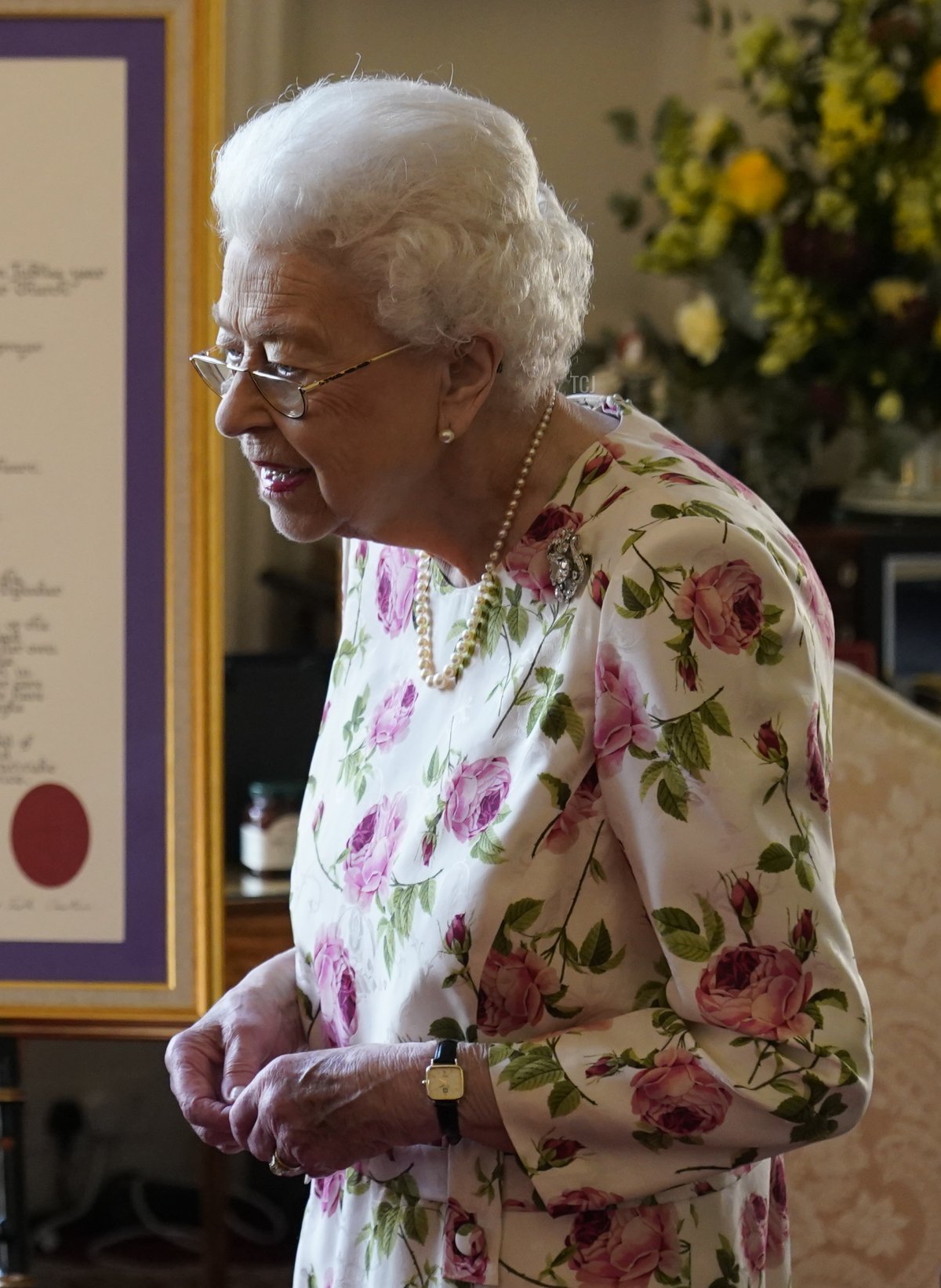 La regina Elisabetta II riceve l'Arcivescovo di Canterbury Justin Welby al Castello di Windsor, dove le ha presentato una speciale 'Croce di Canterbury' per il suo 'instancabile' servizio alla Chiesa d'Inghilterra per oltre settant'anni e una citazione per la Croce, che è stata presentata come un pezzo di calligrafia incorniciato il 21 giugno 2022 a Windsor, Inghilterra