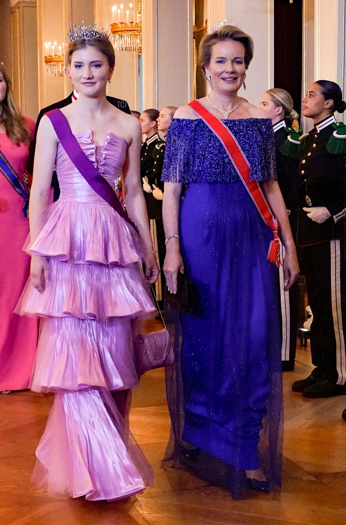 La Principessa Elisabeth (a sinistra) e la Regina Mathilde del Belgio arrivano per una cena di gala in occasione del 18° compleanno della Principessa Ingrid Alexandra di Norvegia al Palazzo di Oslo il 17 giugno 2022.