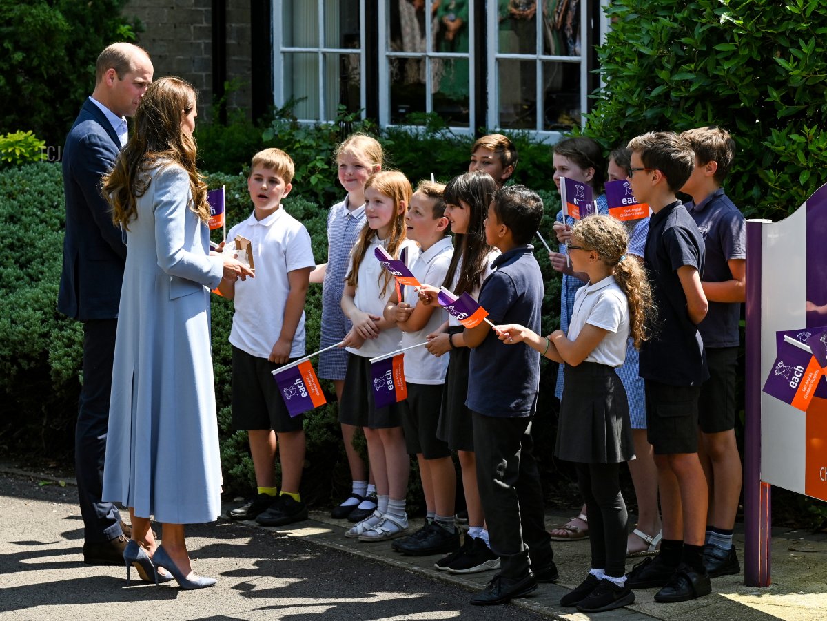 Il Duca e la Duchessa di Cambridge incontrano dei bambini