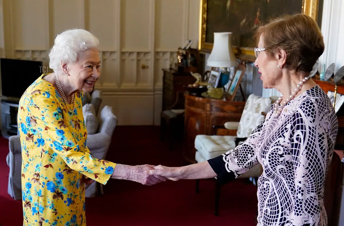 La regina Elisabetta II riceve il Governatore del New South Wales Margaret Beazley durante un'udienza al Castello di Windsor il 22 giugno 2022 a Windsor, in Inghilterra