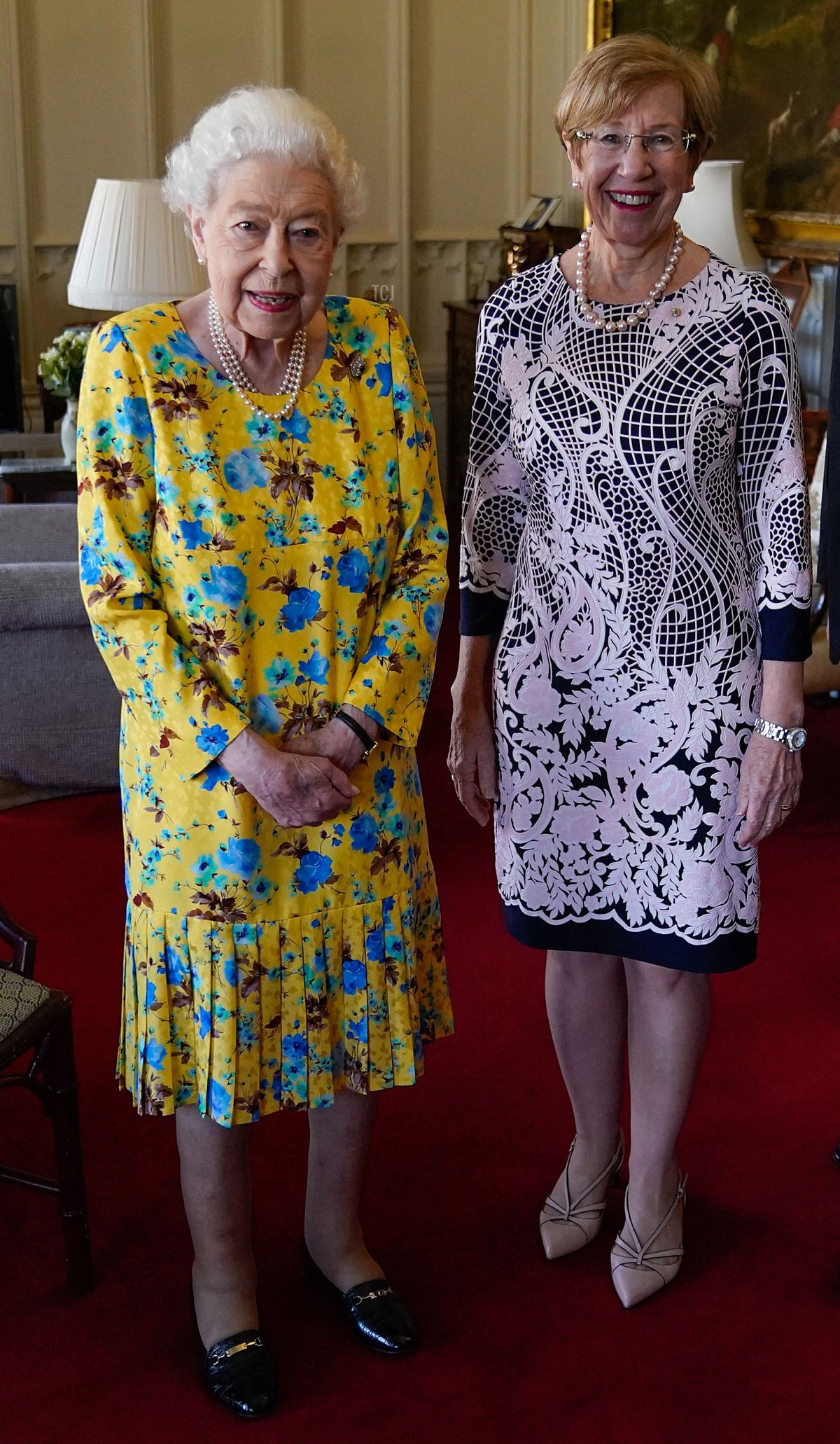 La regina Elisabetta II riceve il Governatore del New South Wales Margaret Beazley durante un'udienza al Castello di Windsor il 22 giugno 2022 a Windsor, in Inghilterra