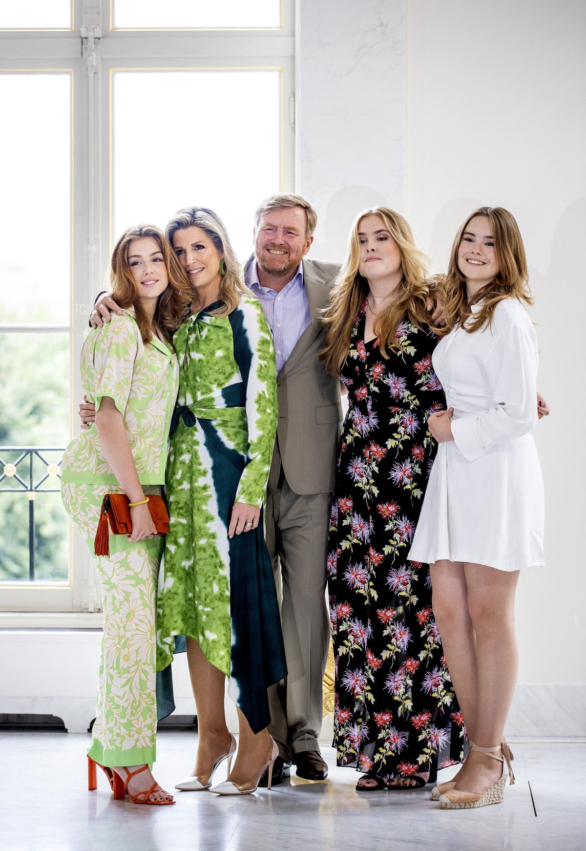 La principessa Alexia, la regina Massima dei Paesi Bassi, il re Willem-Alexander dei Paesi Bassi, la principessa Amalia e la principessa Alexia posano durante una sessione fotografica al Palazzo Noordeinde all'Aia, il 24 giugno 2022