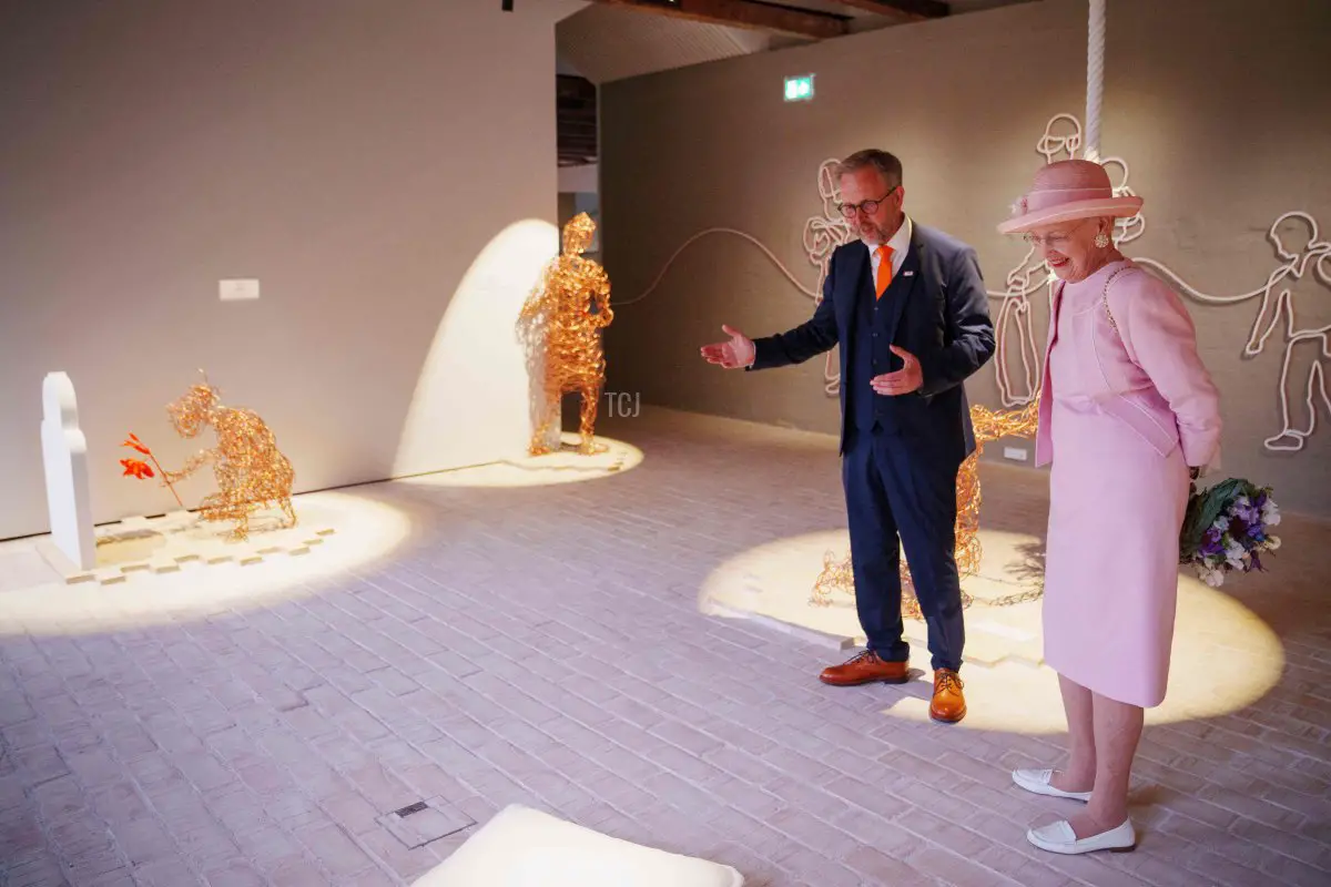 La Regina Margrethe II durante una visita all'esposizione nel museo dei rifugiati FLUGT in Danimarca