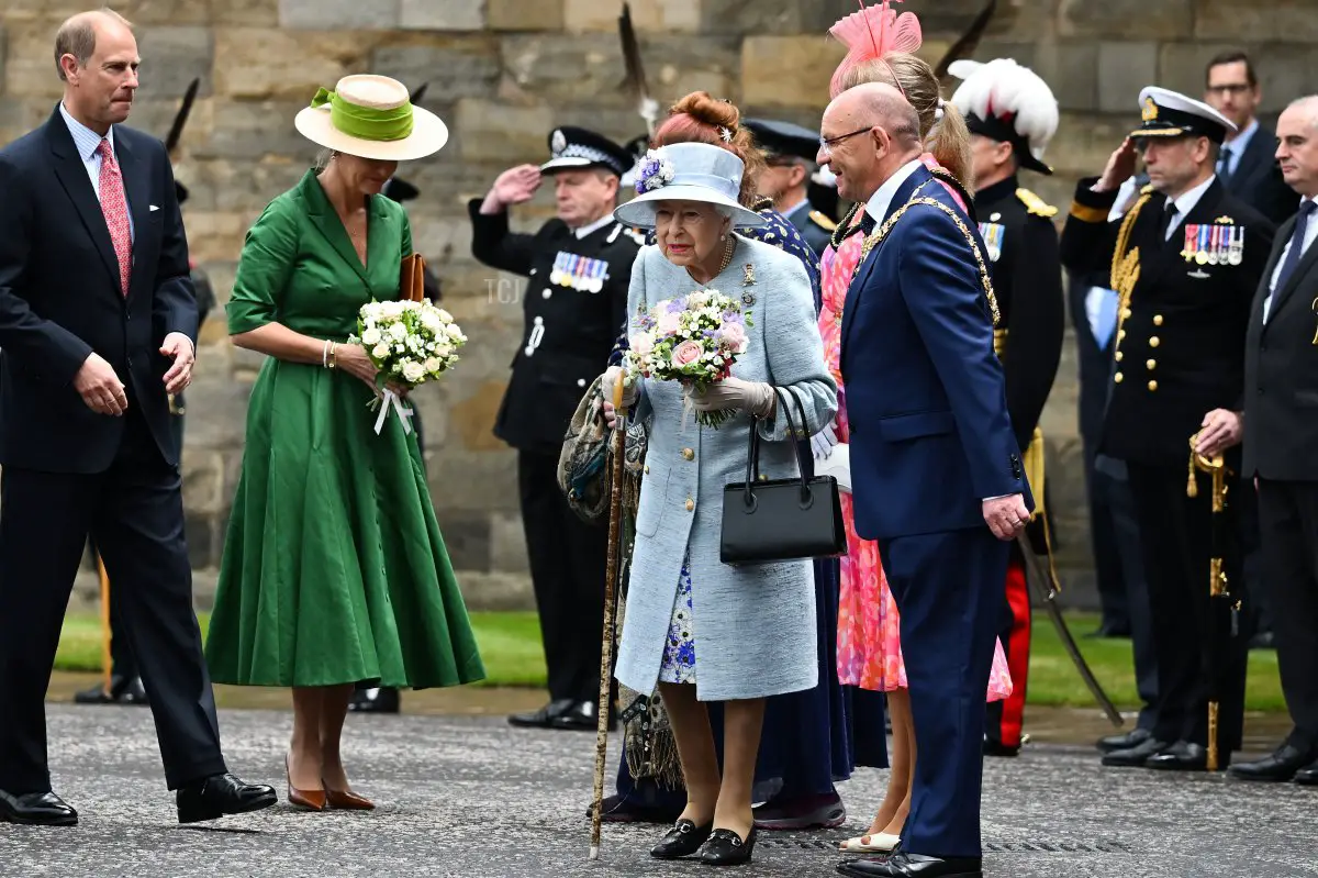 La Regina Elisabetta II, il Principe Edoardo (A sinistra) e Sophie, Contessa di Wessex, durante la Cerimonia delle Chiavi a Holyroodhouse il 27 Giugno 2022 a Edimburgo, Scozia