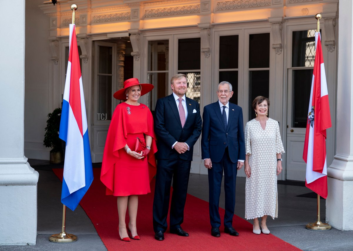 Il re Willem-Alexander dei Paesi Bassi (2° a sinistra) e la regina Maxima dei Paesi Bassi (a sinistra) sono accolti dal presidente dell'Austria Alexander van der Bellen (2° a destra) e sua moglie Doris Schmidauer (a destra) al palazzo Hofburg a Vienna, Austria il 27 giugno 2022