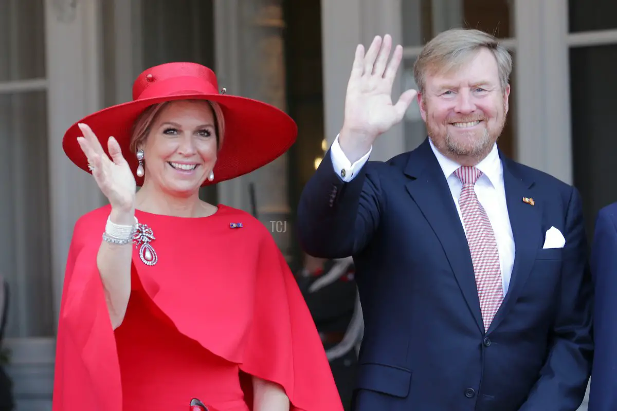 La regina Maxima dei Paesi Bassi e il re Willem-Alexander dei Paesi Bassi posano davanti agli uffici presidenziali al Palazzo Hofburg il 27 giugno 2022 a Vienna, Austria