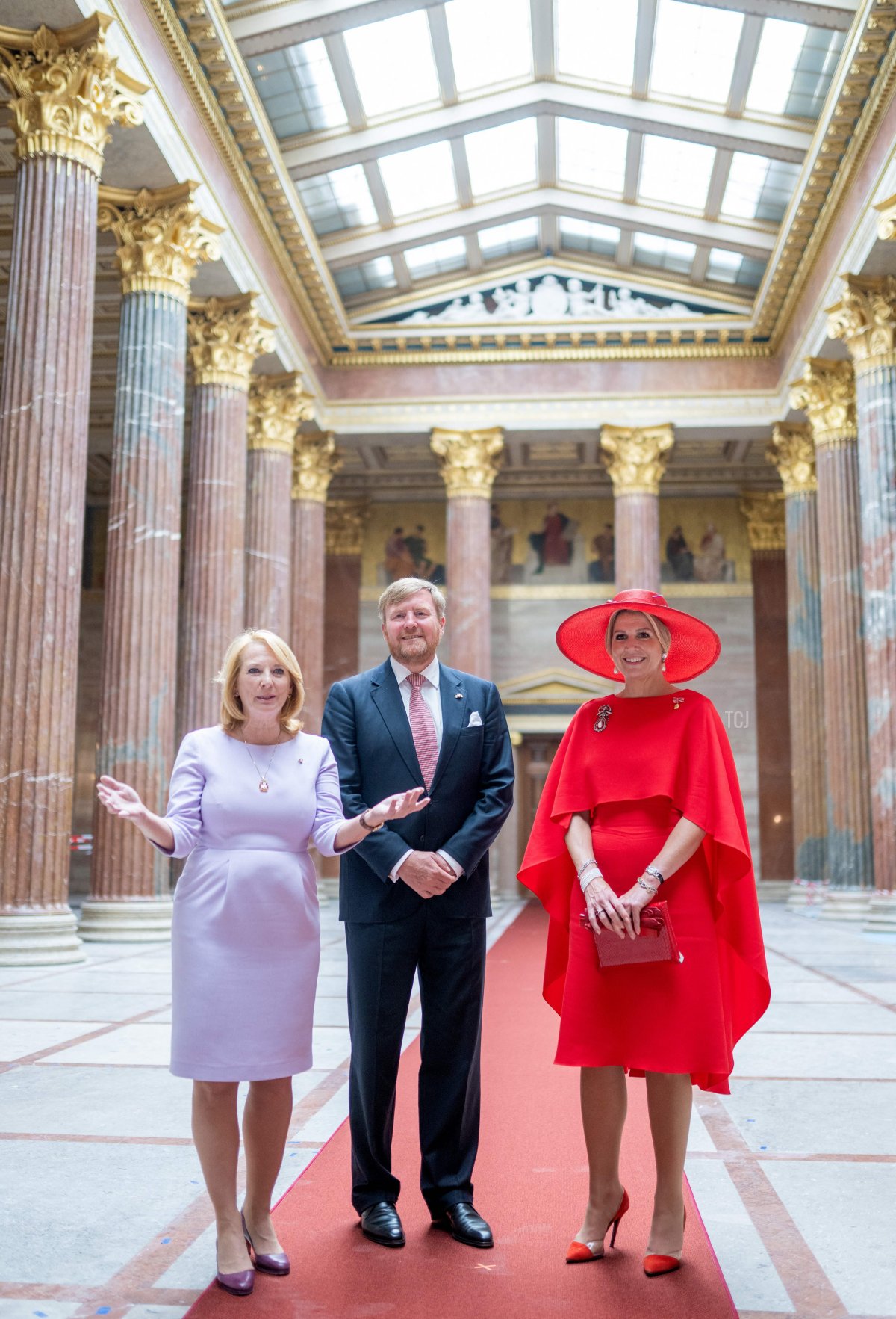 Il re Willem-Alexander (C) e la regina Maxima (R) dei Paesi Bassi posano con Doris Bures (L), Secondo Presidente del Consiglio Nazionale Austriaco, mentre visitano il neorenovato palazzo del Parlamento a Vienna, Austria il 27 giugno 2022